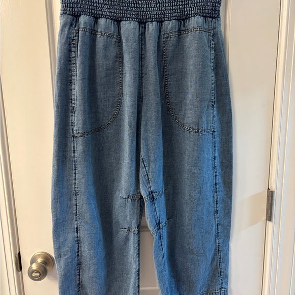 Pilcro MEDIUM PETITE Denim Smocked Waistband, slight barrel leg - Picture 1 of 4